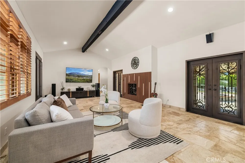 9957 Shoup Avenue Chatsworth, CA 91311