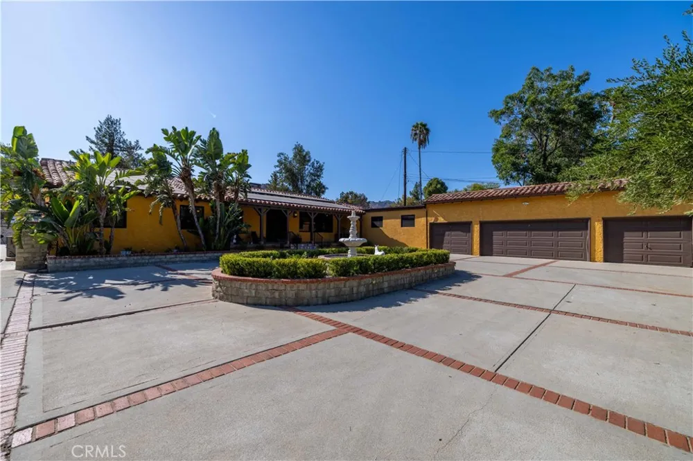 9957 Shoup Avenue Chatsworth, CA 91311