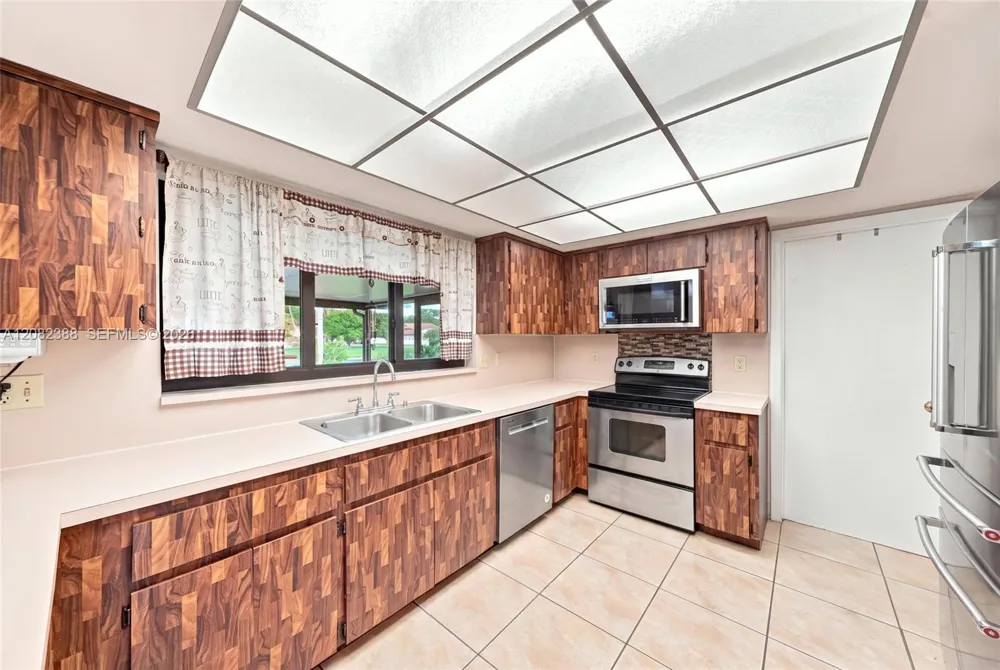 8656 SW 50th St Cooper City, FL 33328