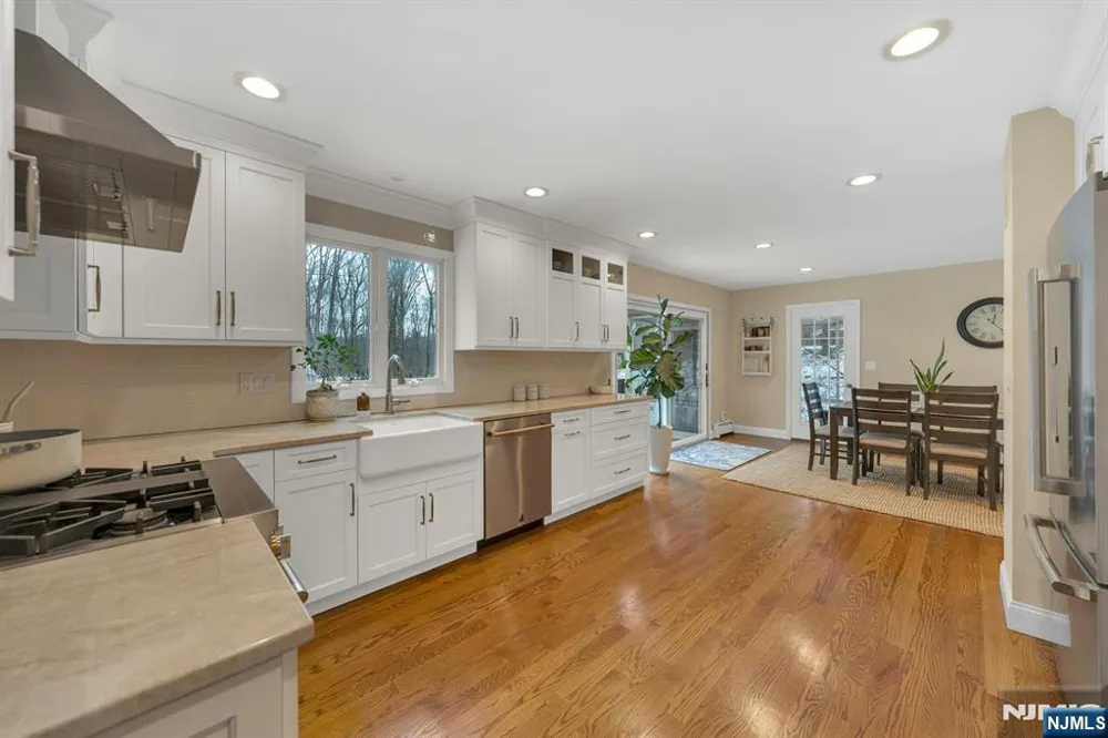 359 Hillview Terrace Franklin Lakes, NJ 07417