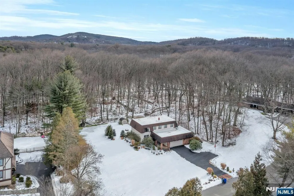 359 Hillview Terrace Franklin Lakes, NJ 07417
