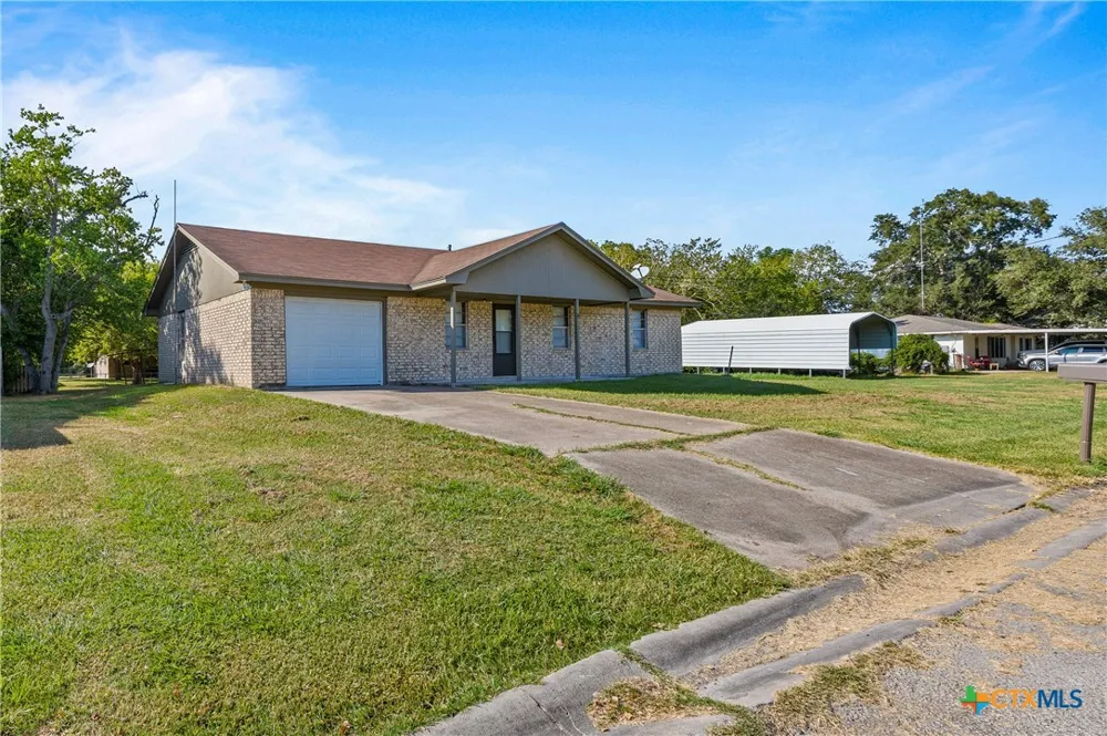 710 Courtney Street Edna, TX 77957