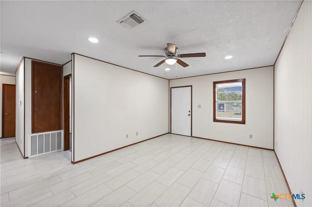 710 Courtney Street Edna, TX 77957