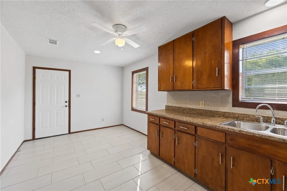 710 Courtney Street Edna, TX 77957