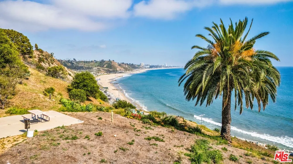 17352 W Sunset Boulevard Pacific Palisades, CA 90272