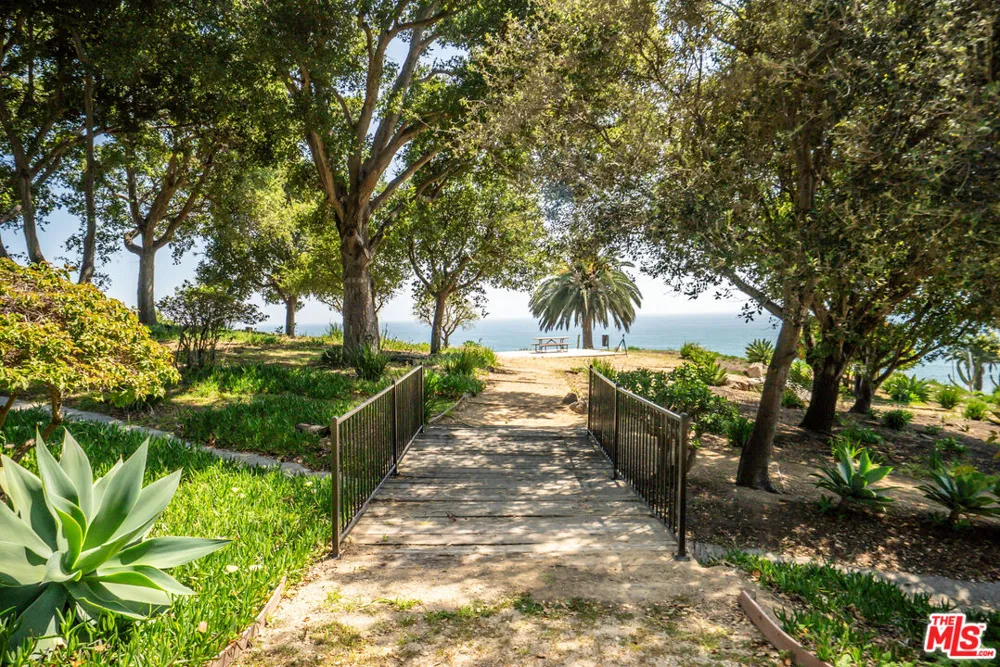 17352 W Sunset Boulevard Pacific Palisades, CA 90272