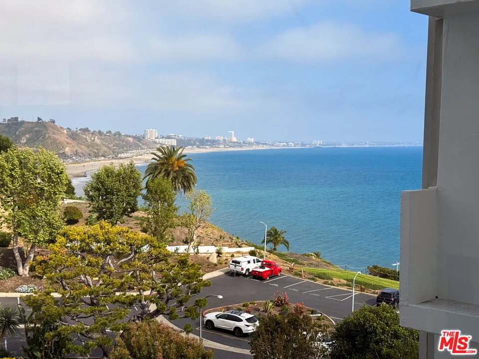 17352 W Sunset Boulevard Pacific Palisades, CA 90272