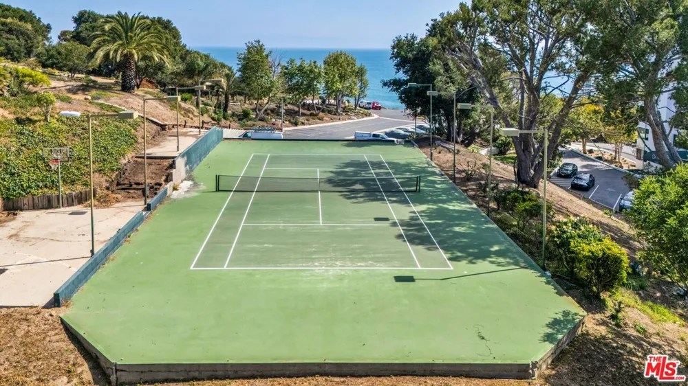 17352 W Sunset Boulevard Pacific Palisades, CA 90272