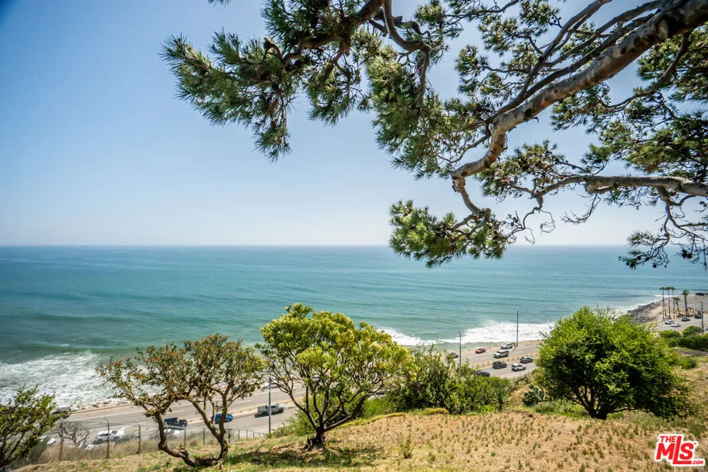 17352 W Sunset Boulevard Pacific Palisades, CA 90272