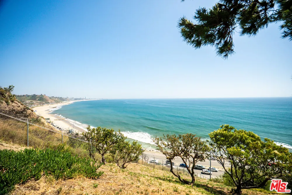 17352 W Sunset Boulevard Pacific Palisades, CA 90272