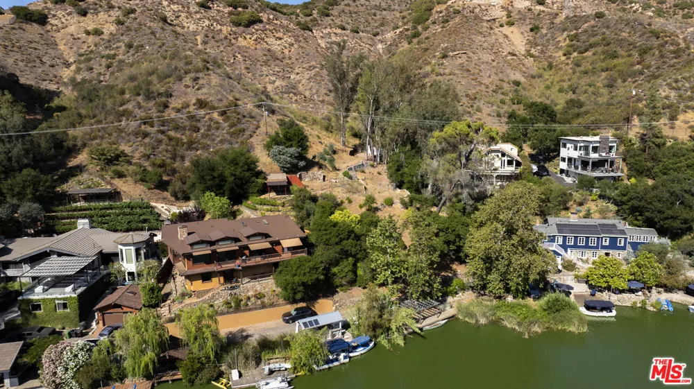 2100 E Lakeshore Drive Agoura Hills, CA 91301