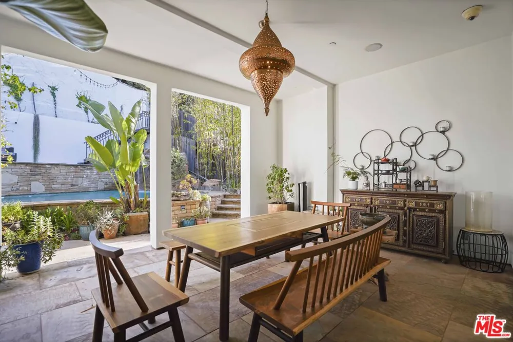 10940 Terryview Drive Studio City, CA 91604