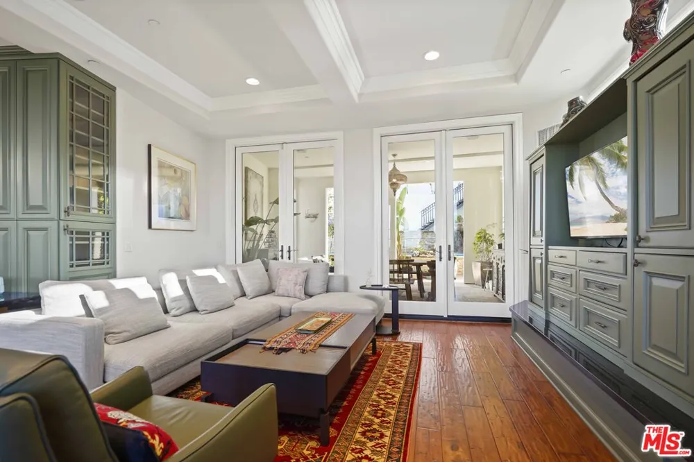 10940 Terryview Drive Studio City, CA 91604