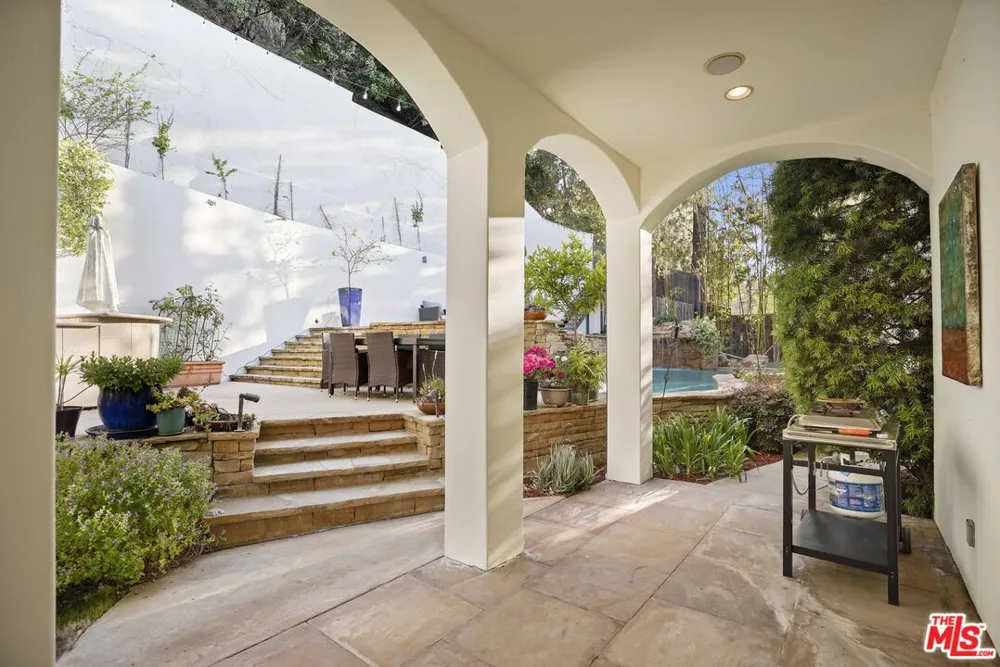 10940 Terryview Drive Studio City, CA 91604
