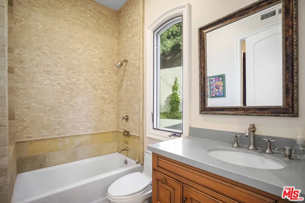 10940 Terryview Drive Studio City, CA 91604