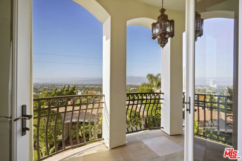 10940 Terryview Drive Studio City, CA 91604