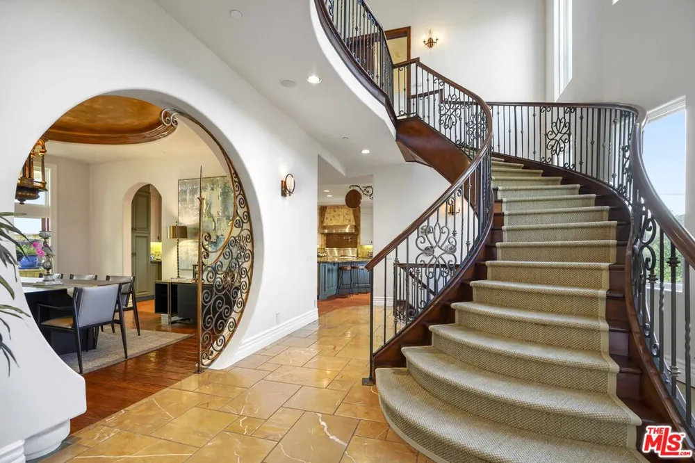 10940 Terryview Drive Studio City, CA 91604