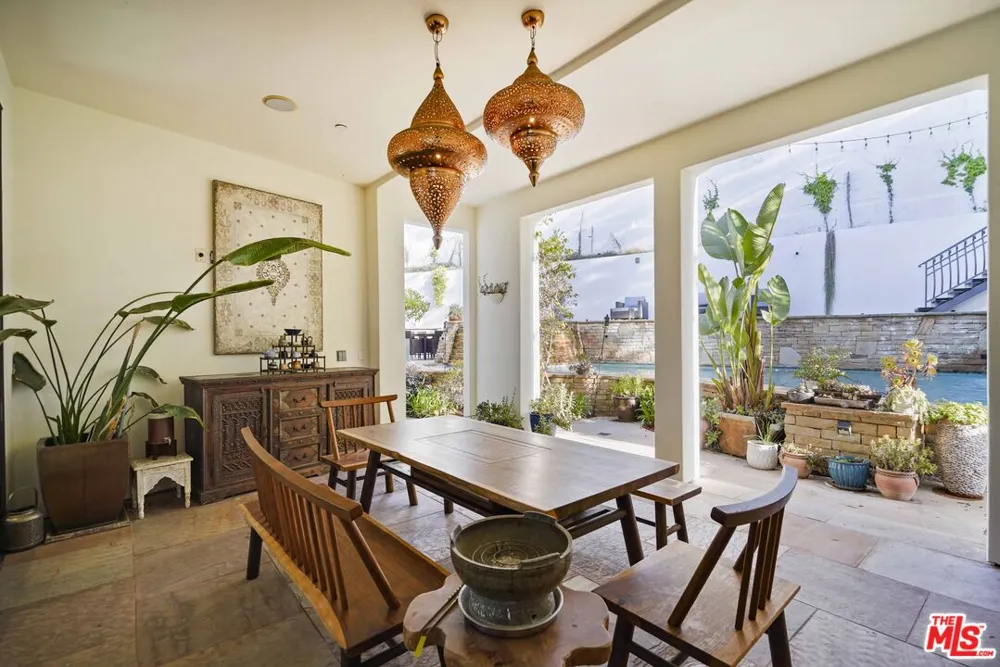 10940 Terryview Drive Studio City, CA 91604