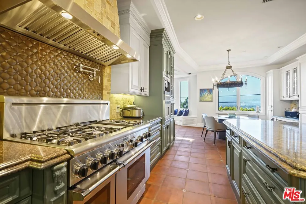10940 Terryview Drive Studio City, CA 91604