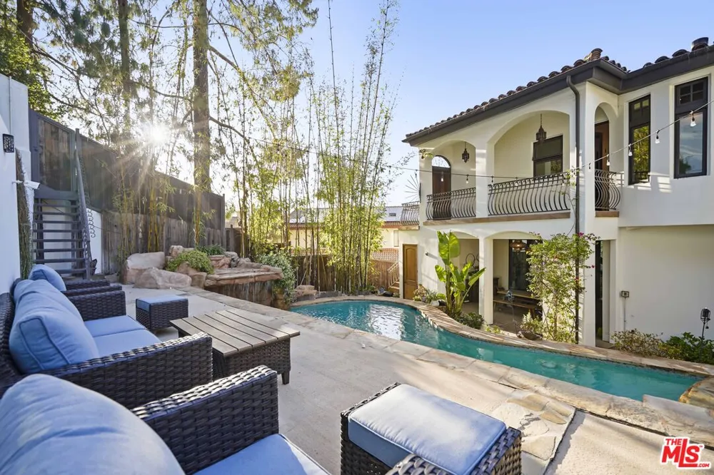 10940 Terryview Drive Studio City, CA 91604