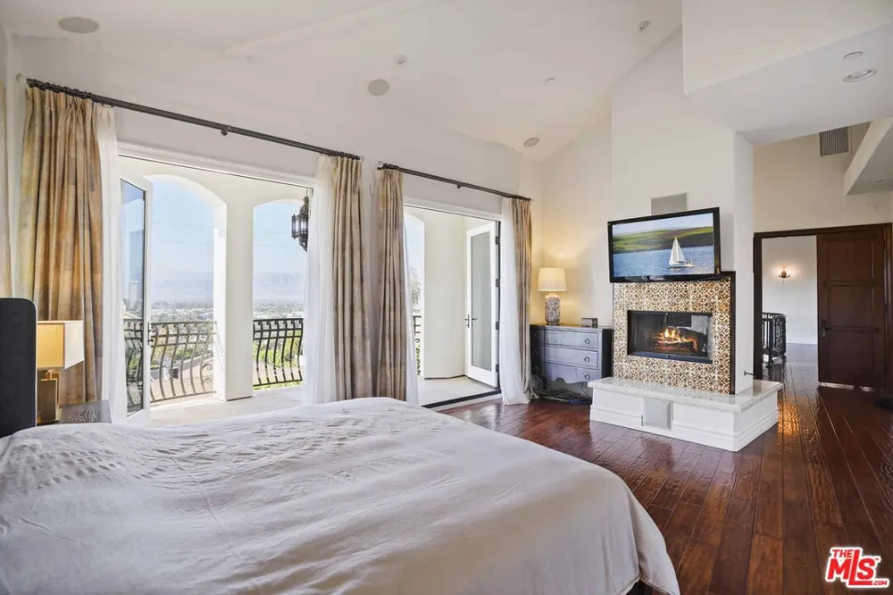 10940 Terryview Drive Studio City, CA 91604