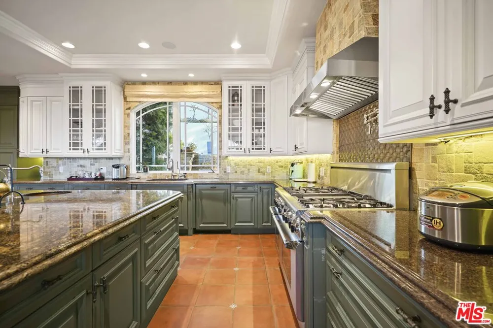 10940 Terryview Drive Studio City, CA 91604