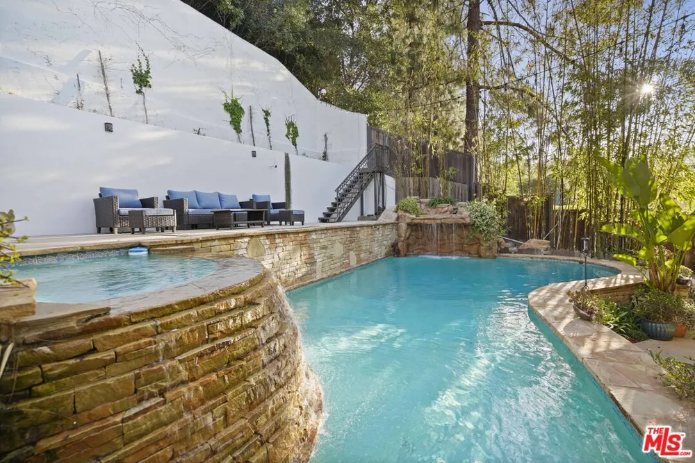 10940 Terryview Drive Studio City, CA 91604