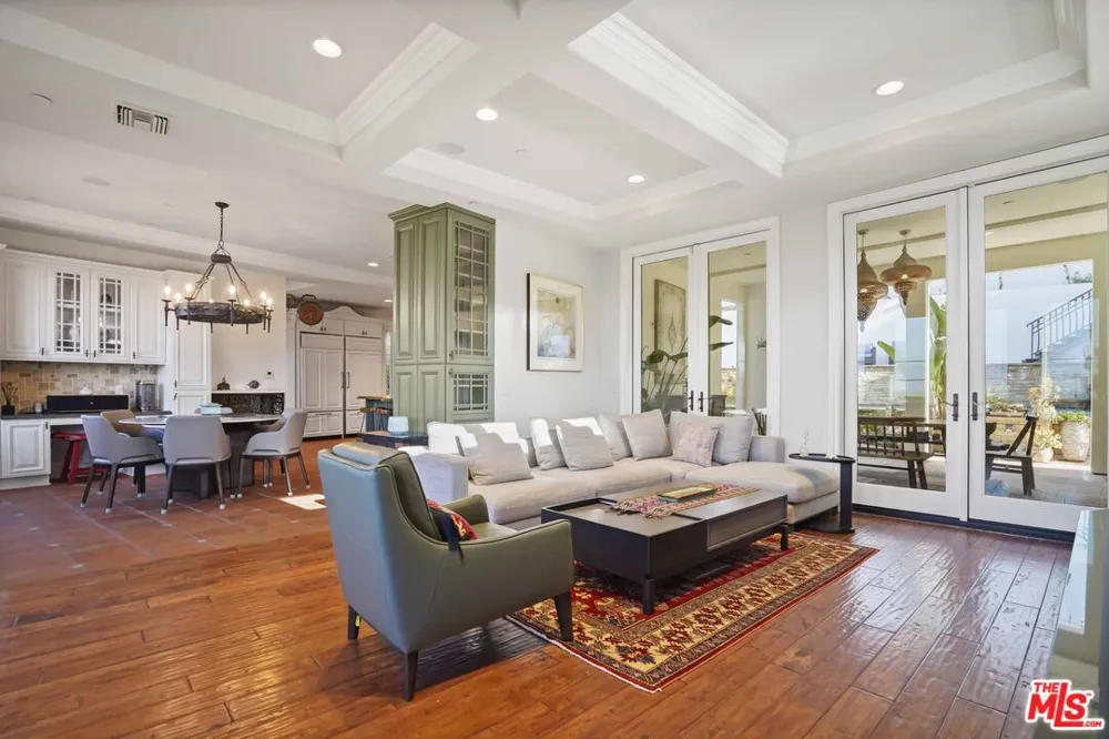 10940 Terryview Drive Studio City, CA 91604