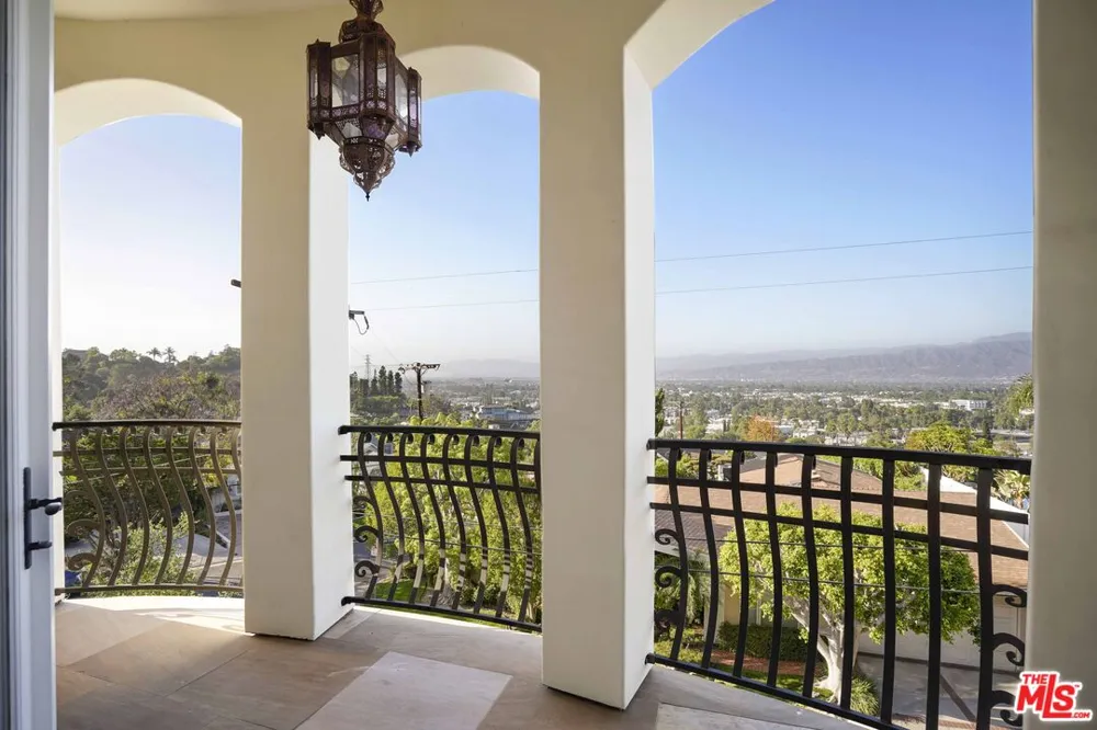 10940 Terryview Drive Studio City, CA 91604