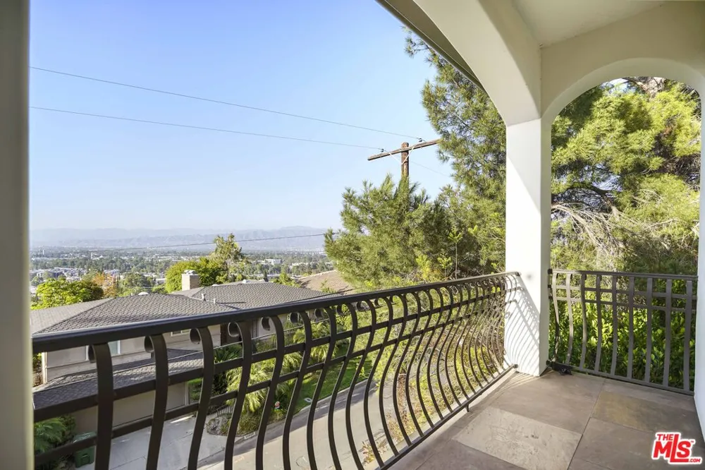 10940 Terryview Drive Studio City, CA 91604