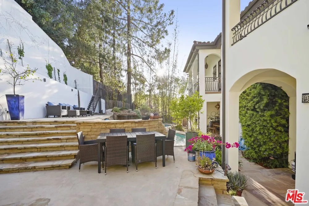 10940 Terryview Drive Studio City, CA 91604