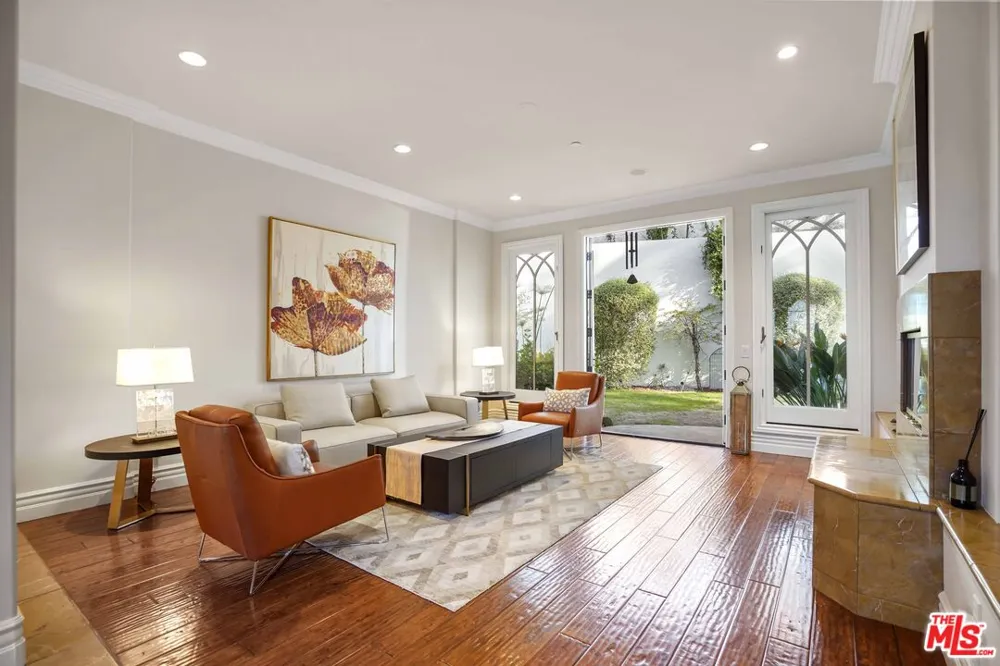 10940 Terryview Drive Studio City, CA 91604