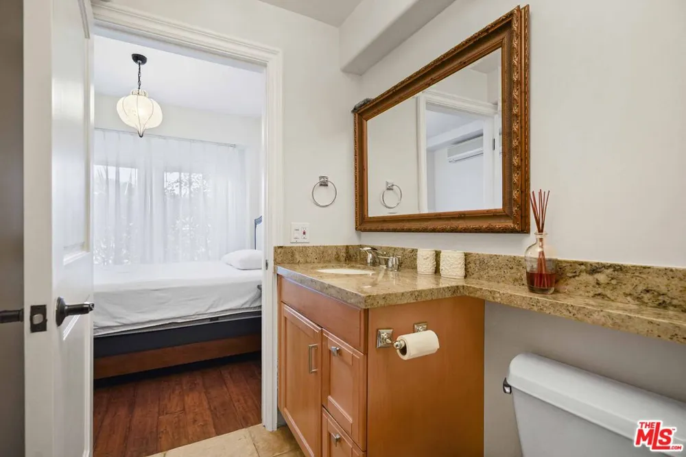 10940 Terryview Drive Studio City, CA 91604