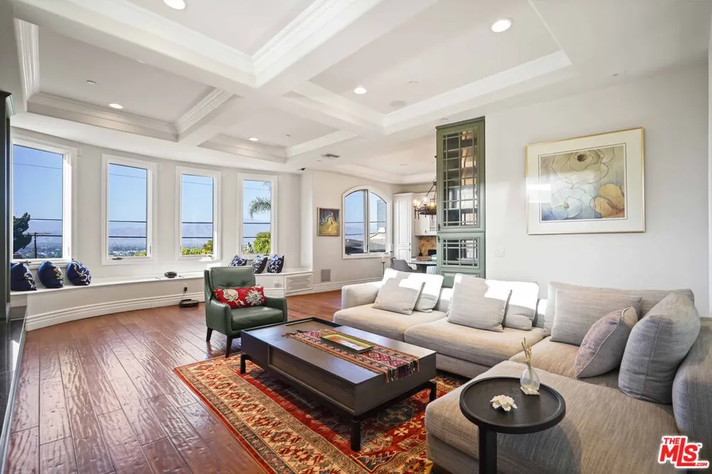 10940 Terryview Drive Studio City, CA 91604