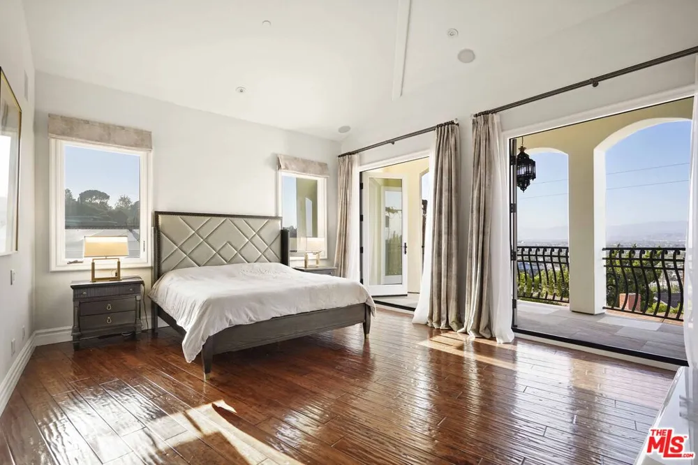 10940 Terryview Drive Studio City, CA 91604