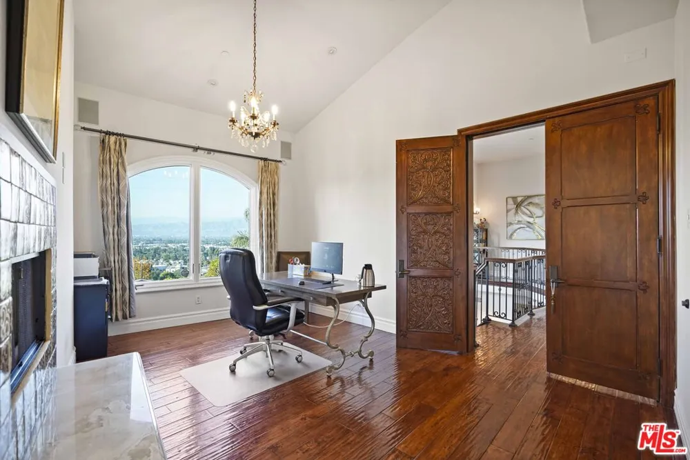 10940 Terryview Drive Studio City, CA 91604