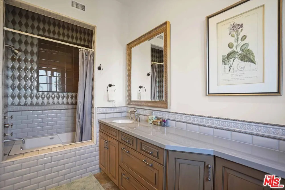 10940 Terryview Drive Studio City, CA 91604