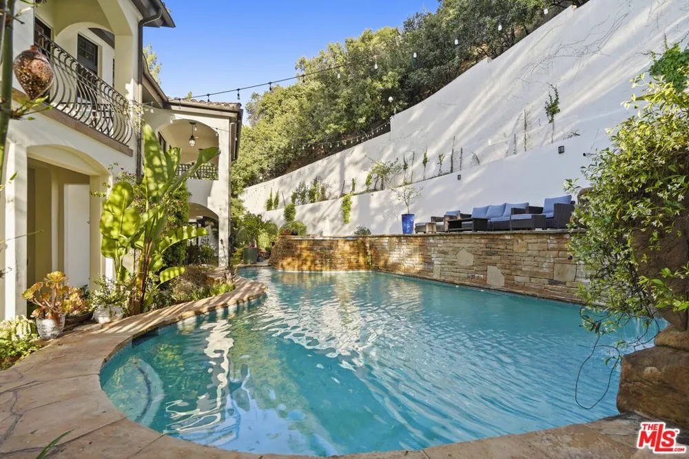 10940 Terryview Drive Studio City, CA 91604