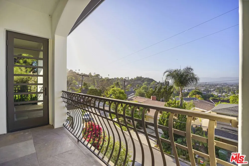 10940 Terryview Drive Studio City, CA 91604