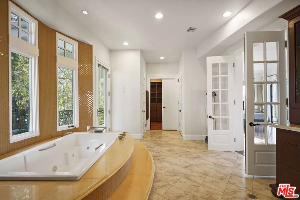 10940 Terryview Drive Studio City, CA 91604