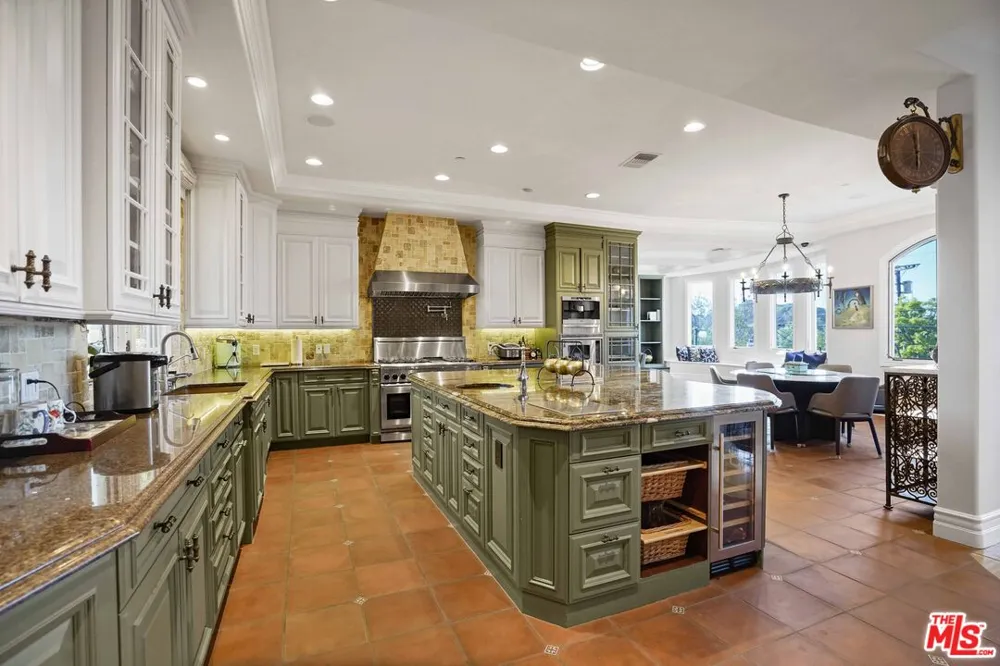 10940 Terryview Drive Studio City, CA 91604