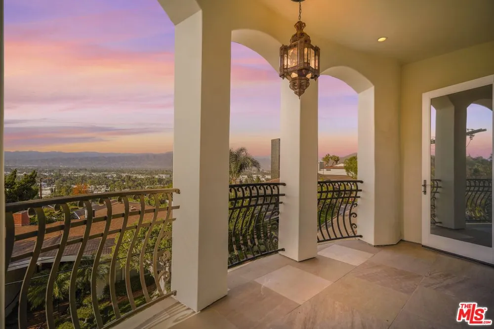 10940 Terryview Drive Studio City, CA 91604