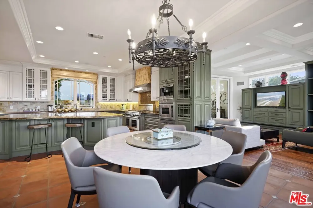 10940 Terryview Drive Studio City, CA 91604