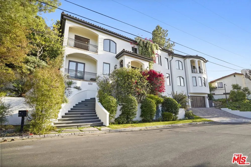 10940 Terryview Drive Studio City, CA 91604