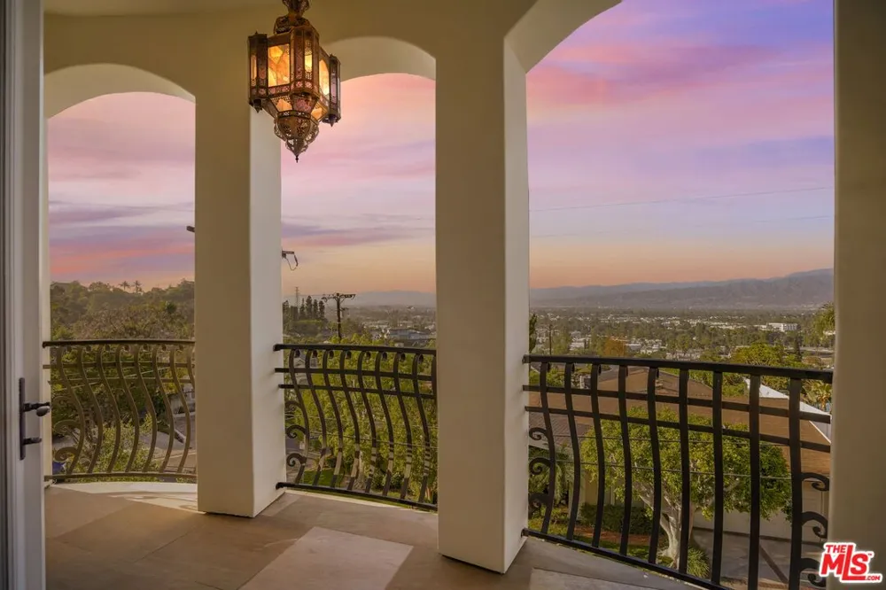10940 Terryview Drive Studio City, CA 91604