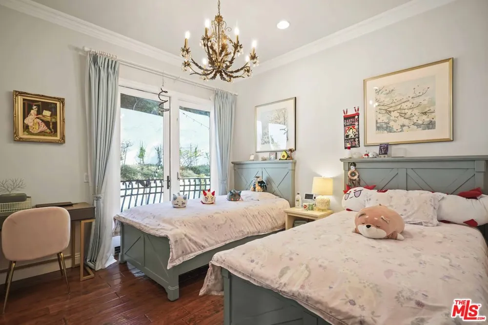 10940 Terryview Drive Studio City, CA 91604