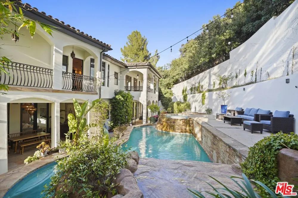 10940 Terryview Drive Studio City, CA 91604