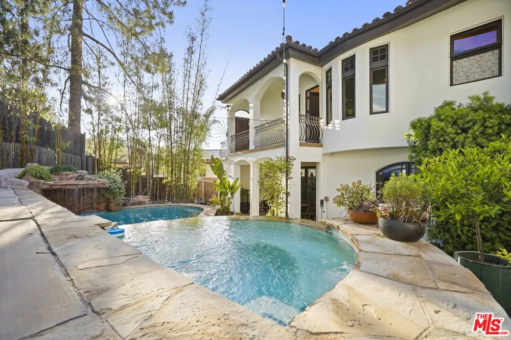 10940 Terryview Drive Studio City, CA 91604