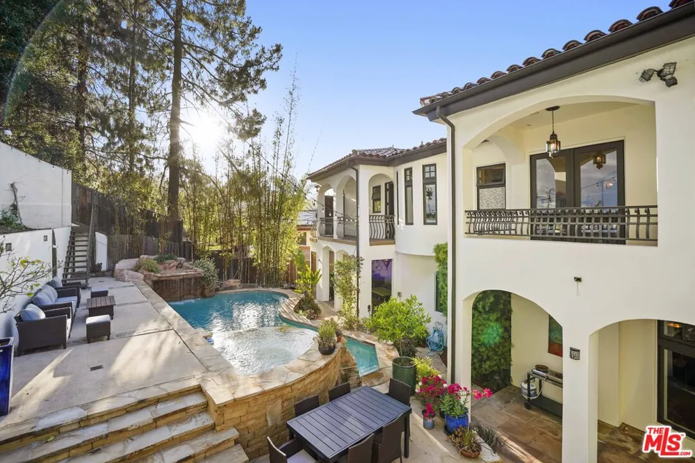 10940 Terryview Drive Studio City, CA 91604