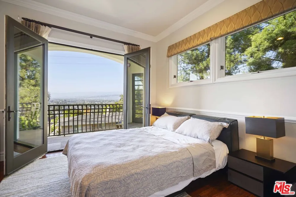 10940 Terryview Drive Studio City, CA 91604
